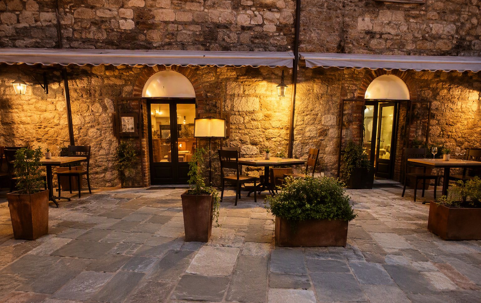 I tavoli all'aperto sotto il muro in pietra